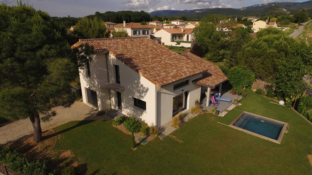 Construction d'une belle maison neuve à étage à Montvendre, proche de Montéléger