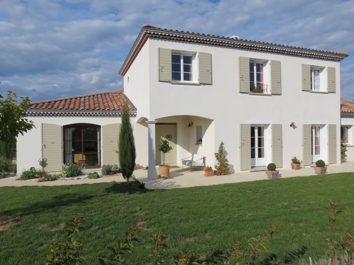 Maison bioclimatique traditionnelle et provençale, à étage à Charmes-sur-Rhône, proche de Valence