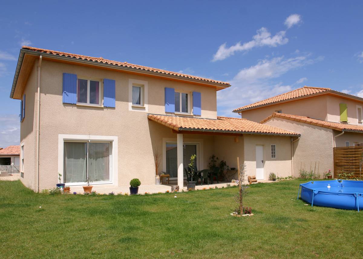 Réalisation d'une maison traditionnelle neuve à étage, à Bourg-lès-Valence